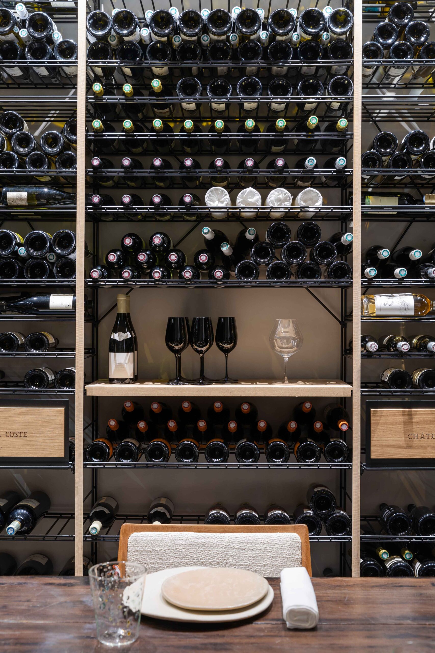 La cave à vin réfrigérée encastrable : vraie ou fausse bonne idée ?