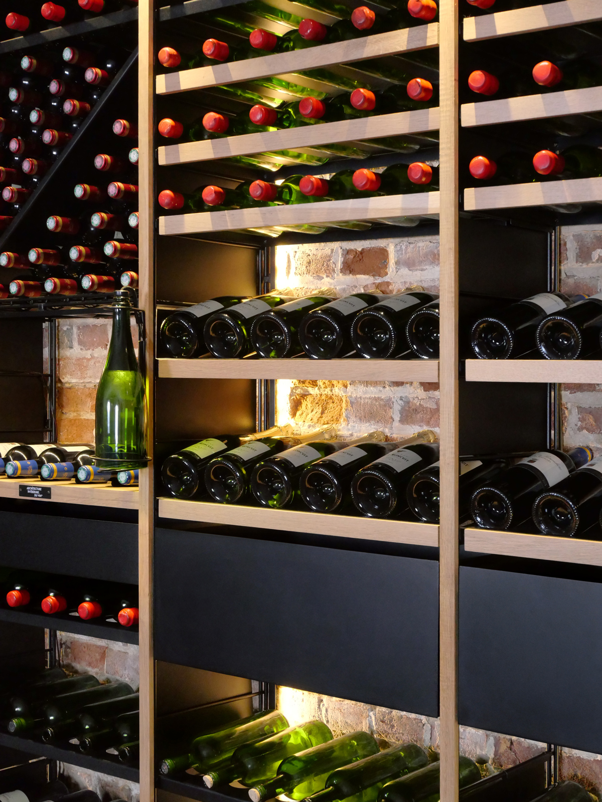 Module de cave à vin Skin en acier noir et bois massif avec éclairage à l'arrière du mobilier